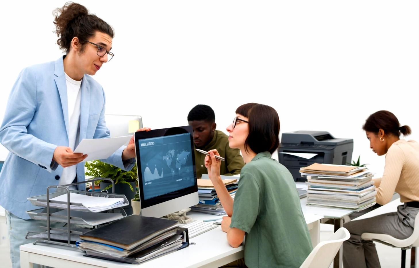 Sesión de planificación financiera familiar con documentos y gráficos